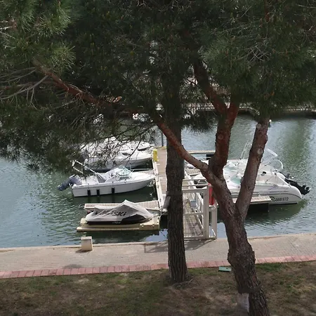 Les Capellans, Port D'attache سان سيبريان